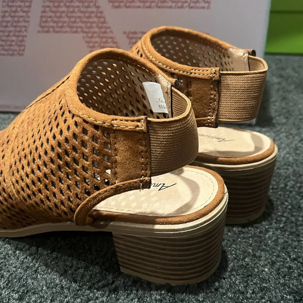 American Eagle Outfitters Tan Perforated Peep-Toe Sandals - Picture 3 of 7
